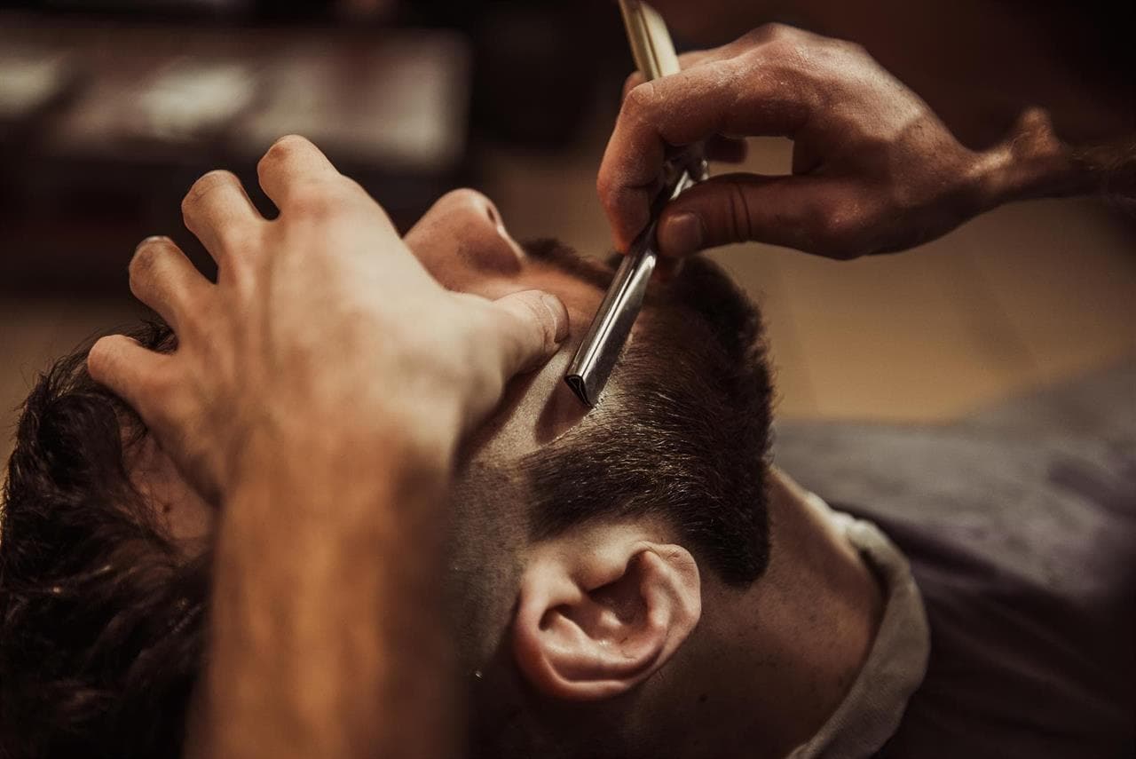  Nuestra peluquería de hombre en Burela te garantiza un afeitado perfecto
