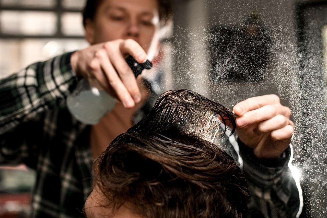 Cuidar de tu salud capilar es fácil gracias a nuestra barbería